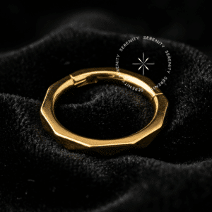 Argola geométrica titânio revestido de ouro 18k com design facetado de ângulos retos e polimento liso para perfurações de septo e helix.