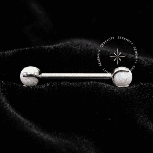 Par de Piercing de Mamilo de Opala Branca em Titânio Grau Implante polido, destacado em fundo preto profundo (Noir) para máxima fidelidade de brilho.
