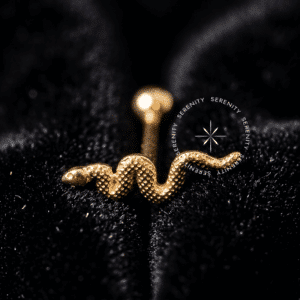 O Piercing Cobra Ouro OR18 esculpido em Ouro 18K Maciço atua como Piercing Hipoalergênico e Joalheria de Corpo de alta Biocompatibilidade em sua Atualização de Setup.