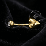 Piercing Umbigo Coração Liso Titânio revestido de ouro 18k com zircônia premium cristal, rosca interna segura e bordas lisas.