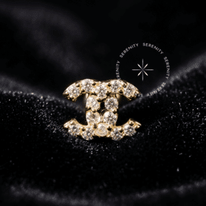 O Piercing Chanel Ouro OR38 esculpido em Ouro 18K Maciço atua como Piercing Hipoalergênico e Joalheria de Corpo com alta Biocompatibilidade em sua Atualização de Setup.