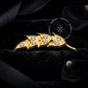 Piercing Topo Folha Titânio TN532 com 7 zircônias cravejadas em titânio revestido de ouro 18k.