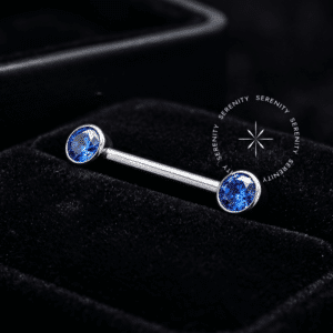 Par de Piercing de Mamilo TN819 com zircónia Flat Cristal em Titânio Grau Implante polido sobre fundo preto Noir.
