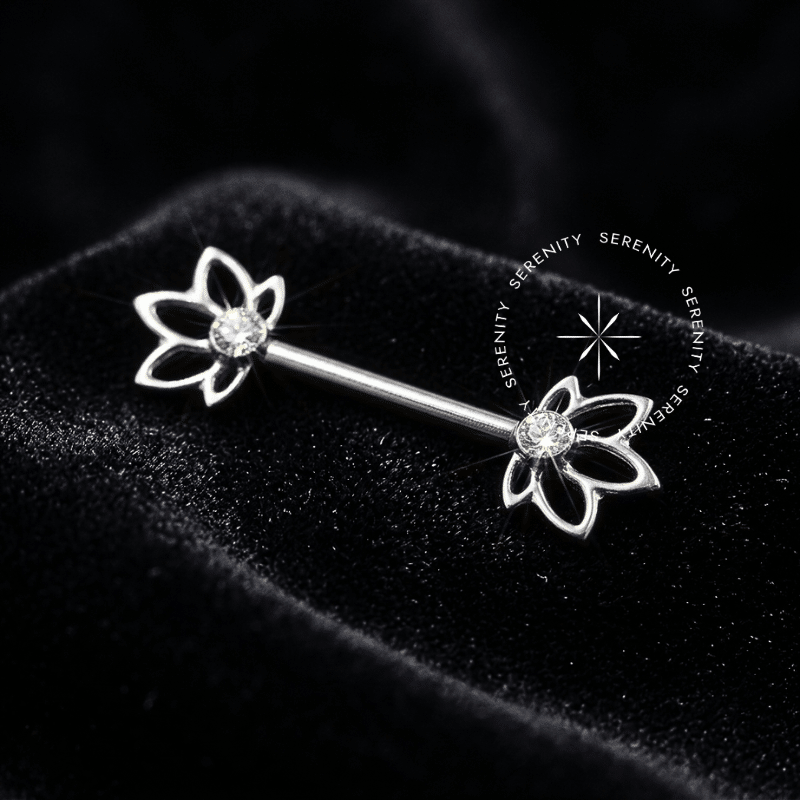 Par de Piercing de Mamilo Flor de Lótus em Titânio Grau Implante polido, destacado em fundo preto profundo (Noir) para máxima fidelidade de brilho.