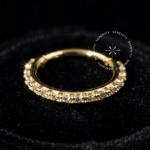 Argola Cravejada Ouro 18K Maciço OR62 com espessura de 0.9mm e peso de 0,615g com zircônias cristal e fecho clicker.