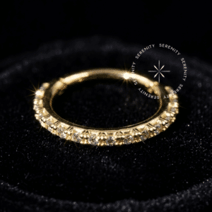 Argola Cravejada Ouro 18K Maciço OR62 com espessura de 0.9mm e peso de 0,615g com zircônias cristal e fecho clicker.
