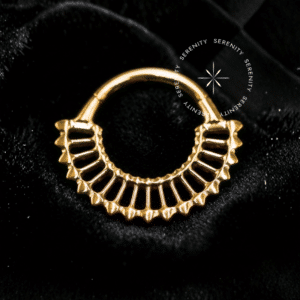 Piercing Argola Frontal Egípcia vazada em titânio revestido de ouro 18k para septo e daith.