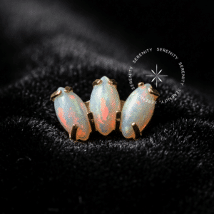 Piercing Cluster Opala Titânio Revestido de Ouro 18k TN503 com pedras criadas em laboratório.