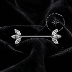 Par de Piercing de Mamilo Trinity em Titânio Grau Implante polido, destacado em fundo preto profundo (Noir) para máxima fidelidade de brilho.