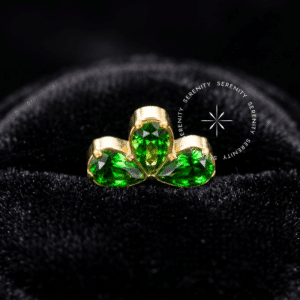 Piercing Topo 3 Gotas TN555 em titânio revestido de ouro 18k com zircônia premium esmeralda.