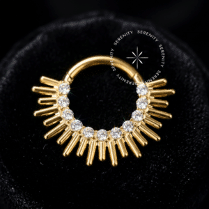 Piercing Argola Frontal Raios cravejada em titânio revestido de ouro 18k para septo e daith.