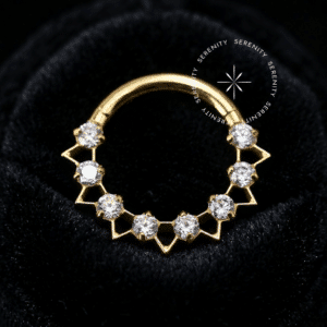 Piercing Argola Frontal Triângulos vazados com zircônias em titânio revestido de ouro 18k para septo e daith.