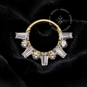 Piercing Argola Frontal Baguetes com zircônias retangulares em titânio revestido de ouro 18k para septo e daith.
