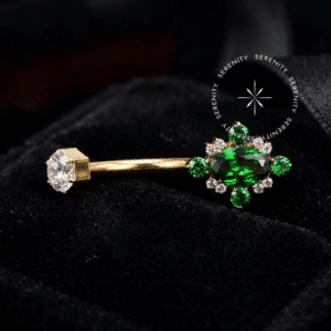 Piercing Umbigo 3 Pétalas Titânio TN1331 revestido em Ouro 18k com pingente, demonstrando o brilho das zircônias premium.