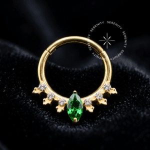 Piercing Argola Frontal Esmeralda com zircônias em titânio revestido de ouro 18k para septo e daith.