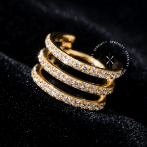 Tripla Cravejada Titânio revestido de ouro 18k com zircônias premium em fundo branco, joalheria de corpo exclusiva Serenity.
