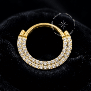 rgola Frontal Titânio Revestido a Ouro 18k com cravação dupla de zircônias vista de frente, modelo TN1081 para septo e daith.
