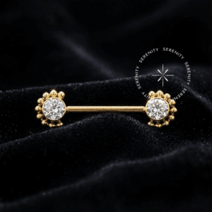 Par de Piercing de Mamilo Indiano luxuoso dourado com fecho push pin e zircônias, posicionado de frente.