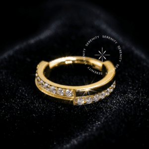 Piercing Argola camadas com aro liso e aro cravejado em titânio revestido de ouro 18k para conch e helix.
