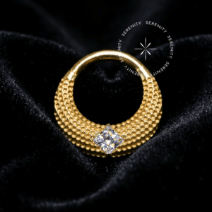 Piercing Argola Texturizada com zircônia central em titânio revestido de ouro 18k para septo e daith.