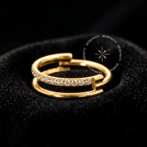 Argola Linhas Paralelas Titânio Revestido de Ouro 18k com Zircónias Premium brilhantes para piercing de orelha e conch.