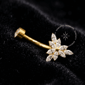 Piercing Umbigo Flor Navetes Titânio Revestido de Ouro 18k brilhando intensamente.