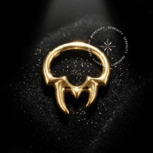 Argola com design frontal estilo dentes de drácula feita em Titânio Revestido de Ouro 18k para piercing septo e daith.