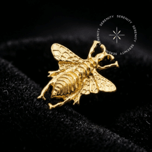Piercing Abelha Titânio Revestido de Ouro 18k TN948 com design detalhado e tridimensional.