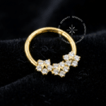 Argola frontal flores titânio modelo TN1069 dourada para septo e daith com zircônias.