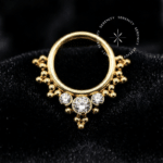 Argola frontal indiana titânio modelo TN1537 dourada com zircônias e design mandala.