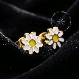 Brinco Margarida Titânio Revestido de Ouro 18k para perfuração de lóbulo seguro, elegante e totalmente hipoalergénico.