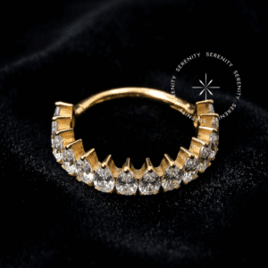 Argola Coroa Cravejada Titânio revestido de ouro 18k com dez zircônias premium em fundo branco, joalheria de corpo Serenity.