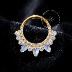 Argola Frontal Gotas da Lua em Titânio Revestido de Ouro 18k com zircônias e pedras da lua em formato de gota, fotografada em fundo branco.