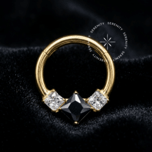 Argola frontal zircônia black titânio modelo TN1313 dourada com pedra quadrada preta e cristais.