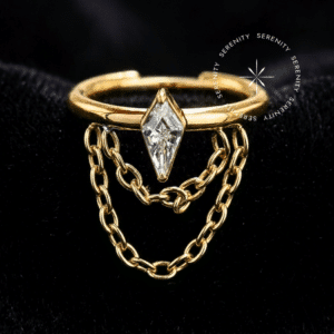 Argola lateral correntes titânio modelo TN1490 dourada com zircônia navete e correntes pendentes.