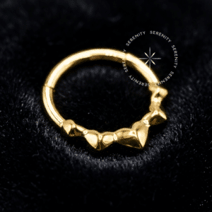 Argola frontal corações titânio modelo TN1412 dourada com design de metal liso para septo e daith.