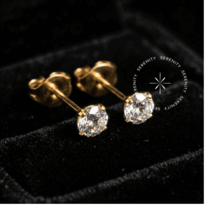 Brinco Solitário Zircônia em Titânio Revestido de Ouro 18k para lóbulo com topos variados em fundo branco.