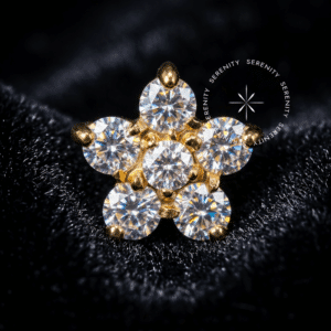 Piercing Topo Flor Titânio TN1363 cravejado com zircônias premium cristais em titânio revestido de ouro 18k.
