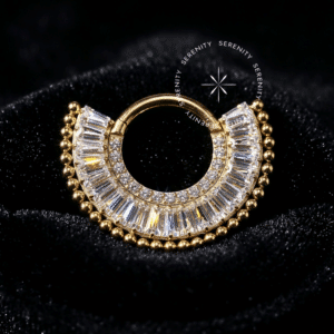 Argola Frontal em Titânio Revestido de Ouro 18k com coroa de zircônias premium transparentes em lapidação baguete retangular, exibida em fundo claro.
