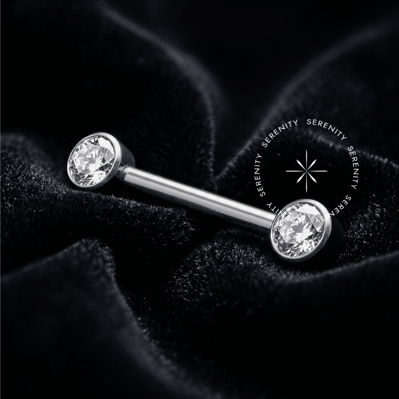 Par de Piercing de Mamilo TN819 com zircónia Flat Cristal em Titânio Grau Implante polido sobre fundo preto Noir.
