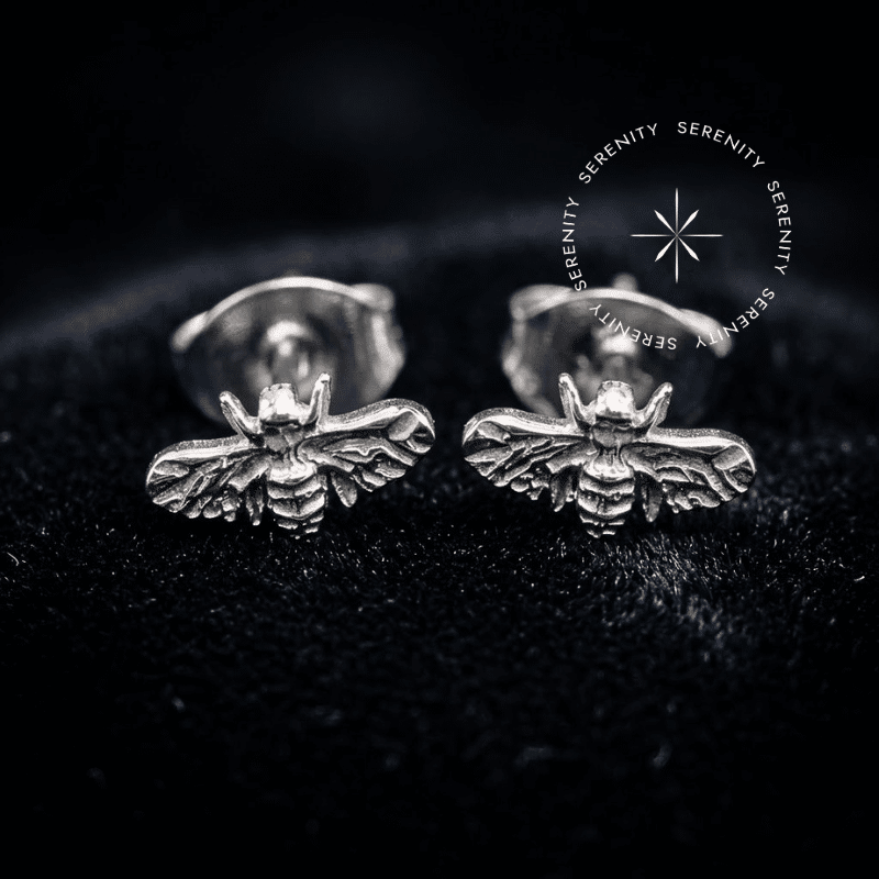 Piercing Brinco Abelha Titânio Grau Implante esculpido com detalhes minuciosos para perfuração segura no lóbulo.