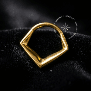 Argola geométrica v titânio revestido de ouro 18k lisa para perfurações de septo e daith.