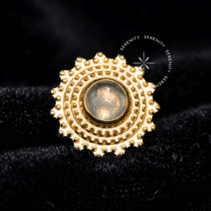 Topo Escudo Labradorita Titânio revestido de ouro 18k com zircônias premium em fundo branco, joalheria Serenity.