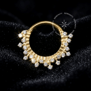 Argola Frontal Raios de Luz em Titânio Revestido de Ouro 18k com coroa radiante de zircônias premium cristais em formato de gota, fotografada em fundo claro.