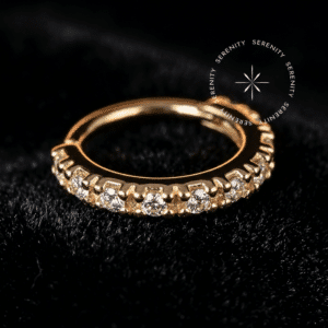 A Argola Torção Ouro OR02 forjada em Ouro 18K Maciço atuando como Piercing Hipoalergênico e Joalheria de Corpo de alta Biocompatibilidade em sua Atualização de Setup.