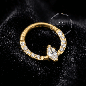 Argola frontal navete titânio revestido de ouro 18k com cravação de zircônias para septo e daith.