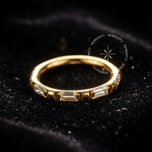 Argola retangular titânio revestido de ouro 18k com cravação de zircônias baguete para perfurações de conch e helix.