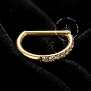 Argola meio cravejada titânio revestido de ouro 18k em formato d-ring com haste reta para mamilos e conch.