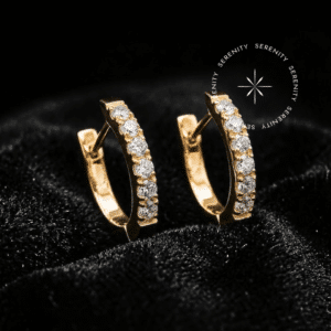 Brinco Argola Haste Reta Zircônia Titânio revestido de ouro 18k com cravação frontal contínua, brilho diamantado.