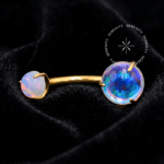 Piercing Umbigo Pedra da Lua Titânio revestido de ouro 18k com gema furta-cor boreal e rosca interna segura.